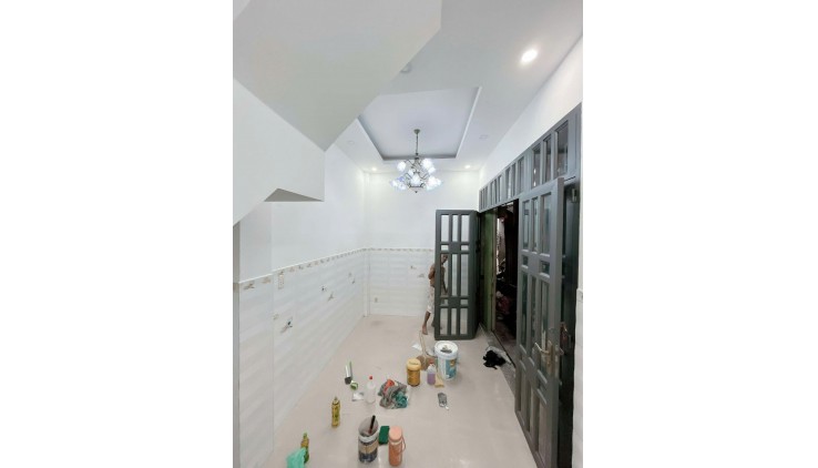 Sát mặt tiền hẻm xe hơi Q4
Ngang 6 Dài 3,65m 
Đúc bê tông 4 tấm 
GIẢM NGAY 350 TRIỆU 

HƠN 2,7 TỶ Q4