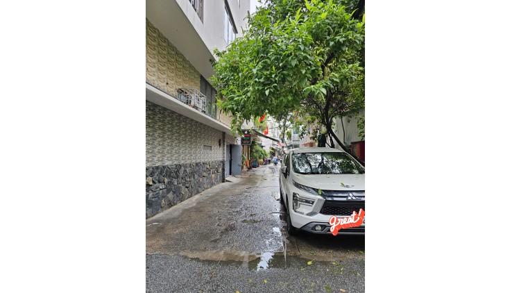 Sát mặt tiền hẻm xe hơi Q4
Ngang 6 Dài 3,65m 
Đúc bê tông 4 tấm 

HƠN 2,7 TỶ Q4