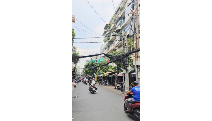 Sát mặt tiền hẻm xe hơi Q4
Ngang 6 Dài 3,65m 
Đúc bê tông 4 tấm 

HƠN 2,7 TỶ Q4