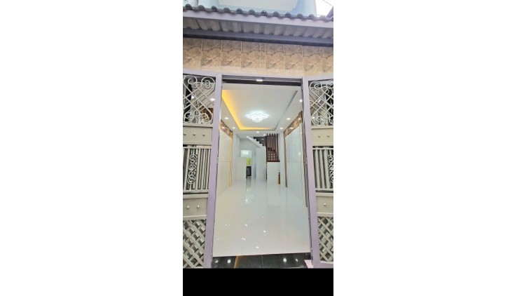 Sát mặt tiền hẻm xe hơi Q4
Ngang 6 Dài 3,65m 
Đúc bê tông 4 tấm 

HƠN 2,7 TỶ Q4