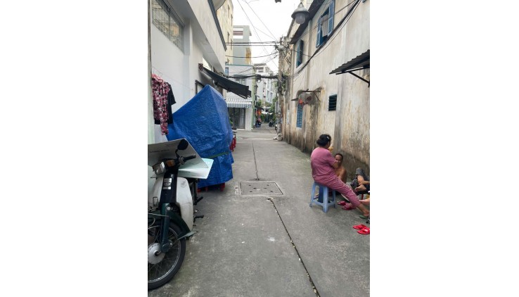 Hẻm xe hơi , cách 3 căn ra mặt tiền đường tuệ tĩnh . thông ra lê đại hành , gần cổng chào đầm sen , ngay khu trung tâm Quận 11 DT 36m2 ngang 4 dài 9