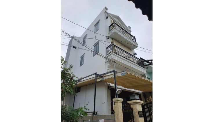 NGÔI NHÀ CỰC PHẨM HIẾM. KDC ỔN ĐỊNH. DÂN TRÍ CAO. NGANG GIÁ TRỊ 6M. THIẾT KẾ XÂY DỰNG TÂM HUYẾT. NỘI THẤT GỖ QUÝ. GIÁ 5.5 TỶ.