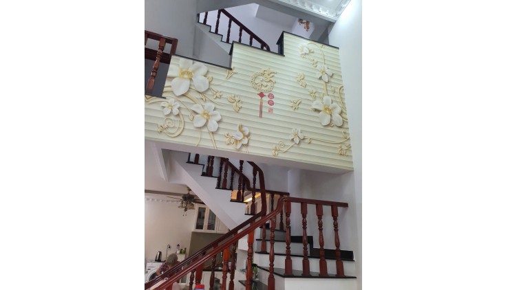 NGÔI NHÀ CỰC PHẨM HIẾM. KDC ỔN ĐỊNH. DÂN TRÍ CAO. NGANG GIÁ TRỊ 6M. THIẾT KẾ XÂY DỰNG TÂM HUYẾT. NỘI THẤT GỖ QUÝ. GIÁ 5.5 TỶ.