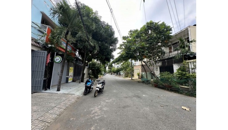 BÁN NHÀ KHU DÂN CƯ HỒNG LONG, HIỆP BÌNH PHƯỚC. KHÔNG GIAN SỐNG XANH. NGANG 6M, NỞ HẬU TÀI LỘC. 145M. GIÁ 9.9 TỶ. TL BỚT LỘC.