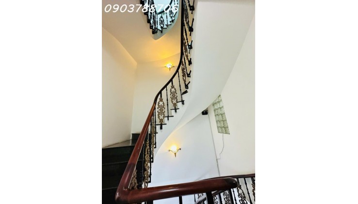 Nhà trung tâm QUẬN 1
Vị trí đắc địa, ngay vòng xoay Cống Quỳnh
 - Trần Hưng Đạo - Bùi Viện - Trần Đình Xu.