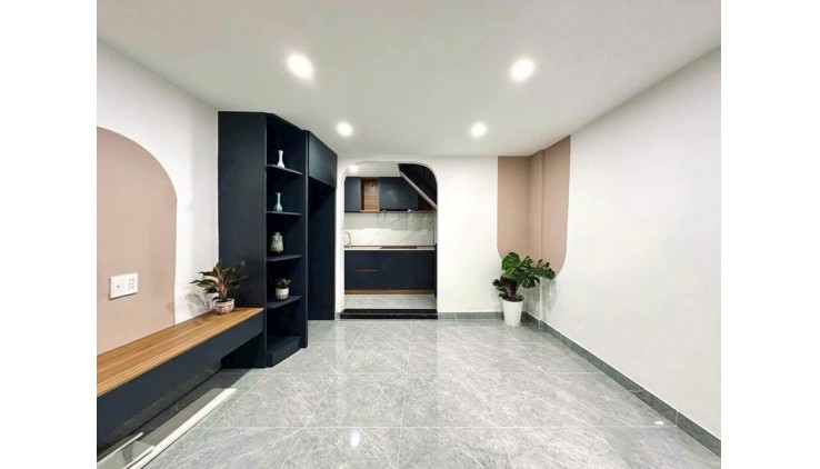 SÁT MẶT TIỀN - SÁT QUẬN 1 - NGAY HÀNG XANH - SỔ NỞ HẬU - NHÀ MỚI ĐẸP
