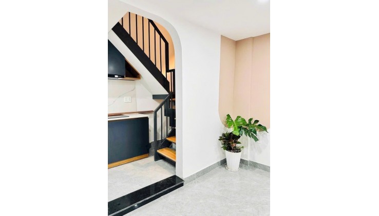 SÁT MẶT TIỀN - SÁT QUẬN 1 - NGAY HÀNG XANH - SỔ NỞ HẬU - NHÀ MỚI ĐẸP