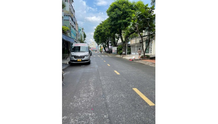 Rẻ nhất Q10- Nguyễn Tiểu La  dt 4,5 x 8,6m (cn38m2) ba tầng , góc hai mặt tiền hẻm cách 15 m ra đường lớn 3/2