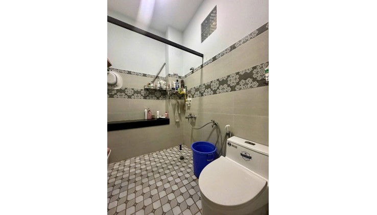 Chủ ngộp ngân hàng cần bán nhà Lũy Bán Bích, Tân Phú, 4 tầng, 62m2, hẻm oto, nhà ở ngay, Chỉ 6.8 tỷ