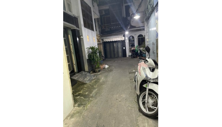 Hẻm xe hơi , cách 3 căn ra mặt tiền đường tuệ tĩnh . thông ra lê đại hành , gần cổng chào đầm sen , ngay khu trung tâm Quận 11 DT 36m2 ngang 4 dài 9
