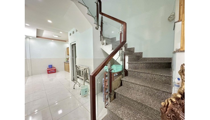 Nhà 4 tầng sát MT Trường Sa , 40m2, 5 PN, HXH , Hoàn công