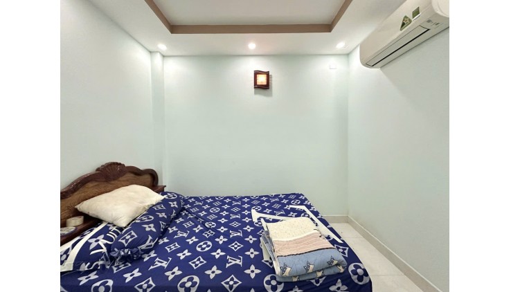 Nhà 4 tầng sát MT Trường Sa , 40m2, 5 PN, HXH , Hoàn công