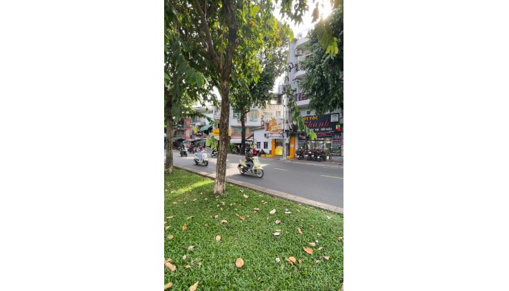 Nhà 4 tầng sát MT Trường Sa , 40m2, 5 PN, HXH , Hoàn công