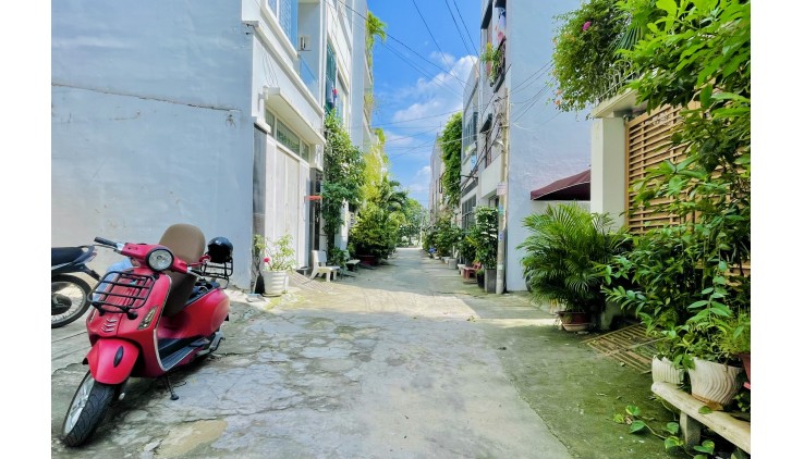 Gấp Bán - Nhà 3 Tầng Hiệp Bình Chánh, Sát Bên Gigamall, Chỉ 7 Tỷ - Kh phân lô đồng bộ, hẻm xe hơi