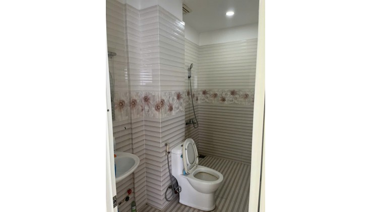 Nhà cho thuê nguyên căn 3PN - 4WC tại Bình Tân. Kế vòng xoay An Lạc. Thích hợp vừa ở vừa kinh doanh