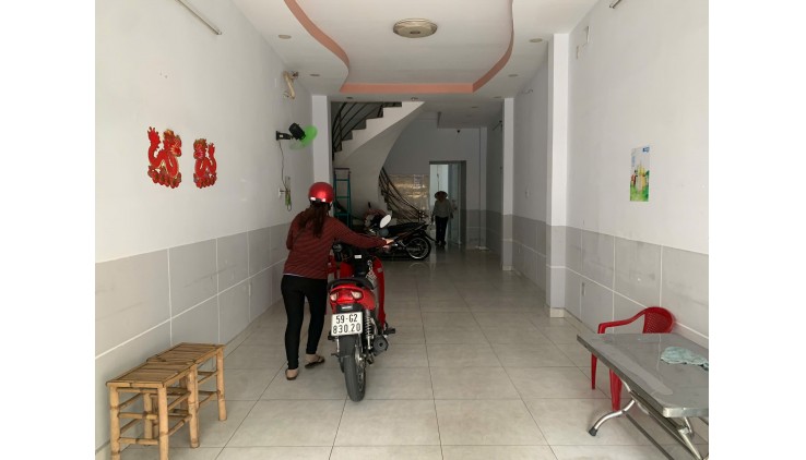 Quận Tân Phú ! CHO THUÊ MB KINH DOANH 4m x 22m, có sân và 1 phòng ở 32 m2, Tel : 0933090668 ( chính chủ )