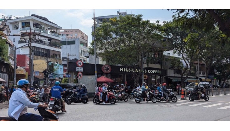 Bán Căn Góc 2 Mặt Tiền, Ngang khủng 18m Nguyễn Văn Luông, Phường 11, Quận 6. DT 185m2 x 2 tầng (18 x 10).
Giá 70  tỷ TL.