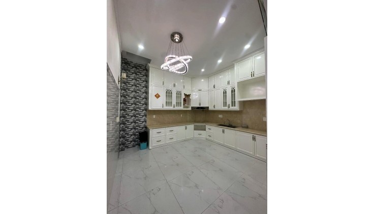 Nhà Ngang Bề Thế 10m, Sầm Uất Hậu Giang, Phường 5, Quận 6. DT 120m2 x 3 tầng . Giá 11.9 tỷ TL.