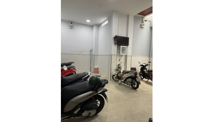 Nhà Ngang Bề Thế 10m, Sầm Uất Hậu Giang, Phường 5, Quận 6. DT 120m2 x 3 tầng . Giá 11.9 tỷ TL.