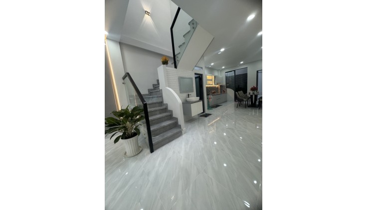 Nhà Mới Đón Tết, Hẻm Thông ngay Hậu Giang, Phường 12, Quận 6. DT 80m2 x 2 tầng . Nở Hậu
Giá 7.9 tỷ TL.