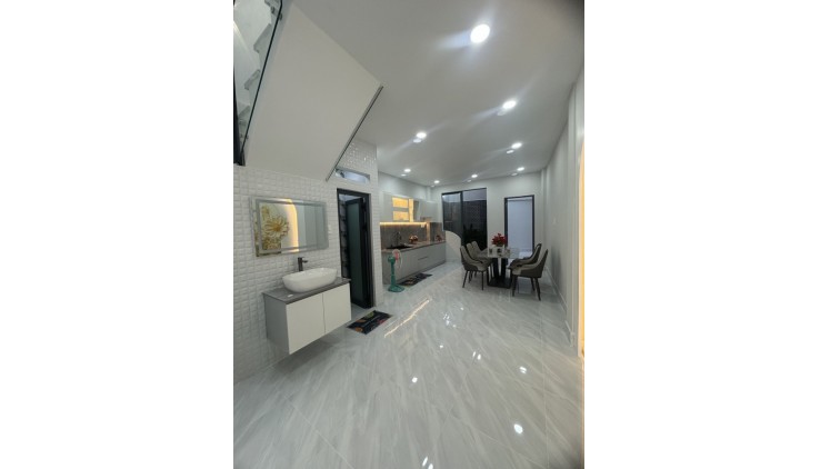 Nhà Mới Đón Tết, Hẻm Thông ngay Hậu Giang, Phường 12, Quận 6. DT 80m2 x 2 tầng . Nở Hậu
Giá 7.9 tỷ TL.