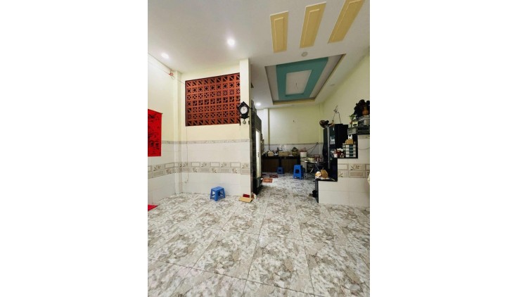 Nhà Sát Mặt Tiền ngang 5.2m, Hẻm Thông khu vip Tên Lửa, An Lạc A, Bình Tân. DT 40m2 x 3 tầng.
Giá 4.64 tỷ TL.