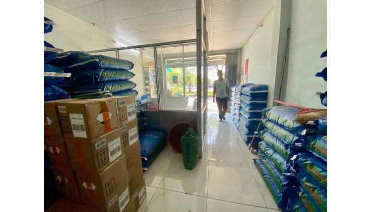 Bán Nhà Mặt Tiền Võ Văn Kiệt, An Lạc, Bình Tân.DT 60m2 nhà C4 (5 x 11). Nở Hậu.
Giá 5 tỷ TL.