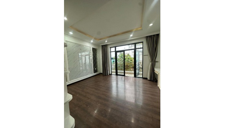 Nhà Ngang Bề Thế 10m, Sầm Uất Hậu Giang, Phường 5, Quận 6. DT 120m2 x 3 tầng . Giá 11.9 tỷ TL.