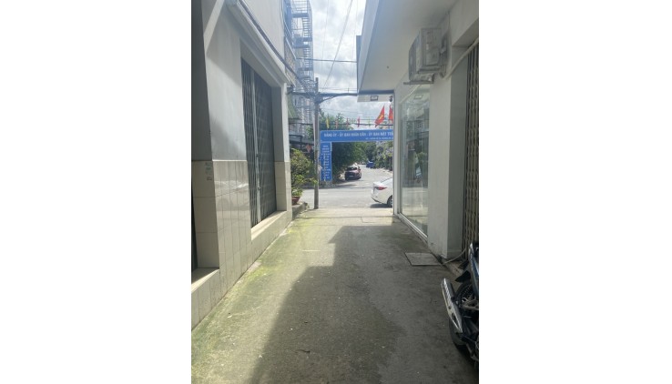 Nhà Sát Mặt Tiền ngang 5.2m, Hẻm Thông khu vip Tên Lửa, An Lạc A, Bình Tân. DT 40m2 x 3 tầng.
Giá 4.64 tỷ TL.
