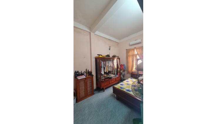 Bán Nhà Mặt Tiền Phố Ẩm Thực Kinh Dương Vương, Phường 13, Quận 6. DT 86m2 x 4 tầng (4.2 x 22).
Giá 9.89 tỷ TL.