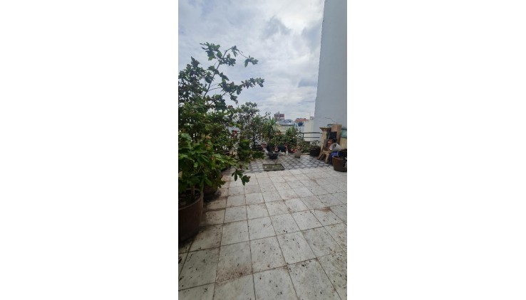 Bán Nhà Mặt Tiền Phố Ẩm Thực Kinh Dương Vương, Phường 13, Quận 6. DT 86m2 x 4 tầng (4.2 x 22).
Giá 9.89 tỷ TL.
