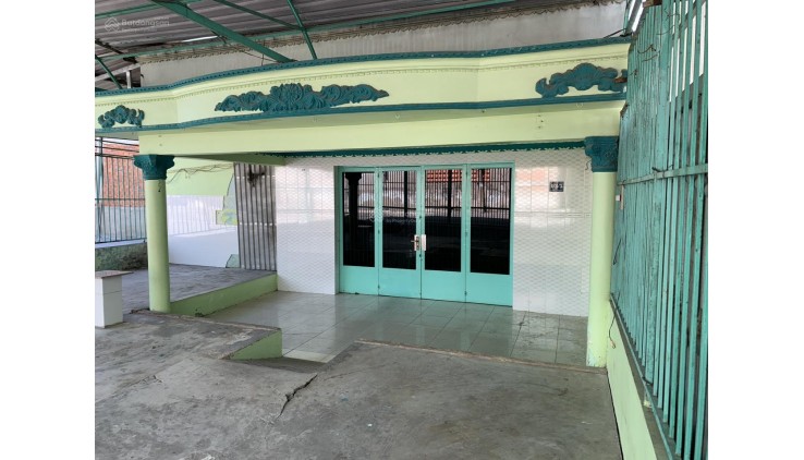 Cho thuê MB có 2 sân rộng rãi Bình Chánh, DT 285,7m2, điện nước riêng, 2PN, 1 bếp, 1WC