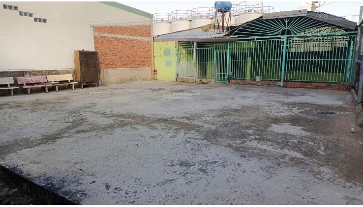 Cho thuê MB có 2 sân rộng rãi Bình Chánh, DT 285,7m2, điện nước riêng, 2PN, 1 bếp, 1WC