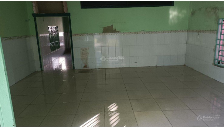 Cho thuê MB có 2 sân rộng rãi Bình Chánh, DT 285,7m2, điện nước riêng, 2PN, 1 bếp, 1WC