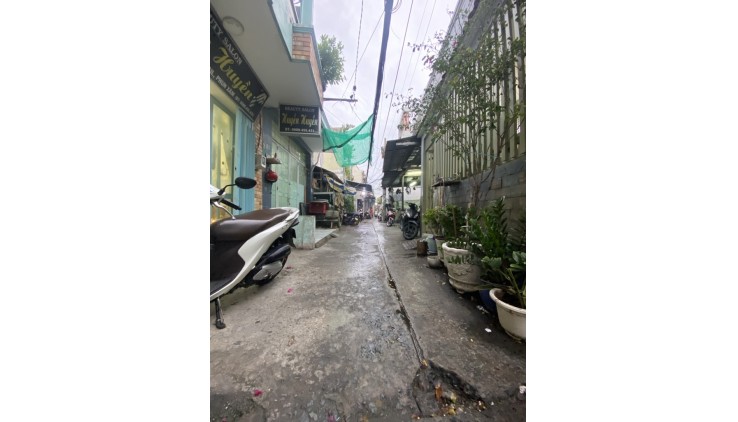 CHỈ 4.25 TỶ, CÓ NHÀ HẺM ĐƯỜNG PHẠM THẾ HIỂN P4Q8, DT: (41M2 ) 3 TẦNG
+ Nhà 3 lầu 3 Phòng ngủ, 2 Wc, Phòng khách + bếp.
+ Hẻm xe ba gác, cách đường