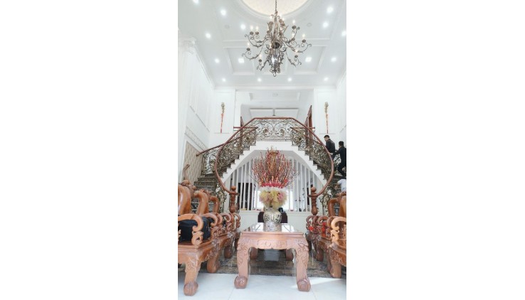 Biệt thự mặt tiền, Phường Thạnh Xuân, ngay sát sông Vàm Thuật, Quận 12, 600m2 2 tầng giảm còn 20 + x tỷ