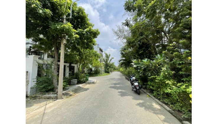 HÀNG HIẾM: Lô BT View sông Q7 Sát PMH, DT Đẹp 8m*20m,GPXD Hầm, 3 Tầng, Giá chỉ 100tr/m2