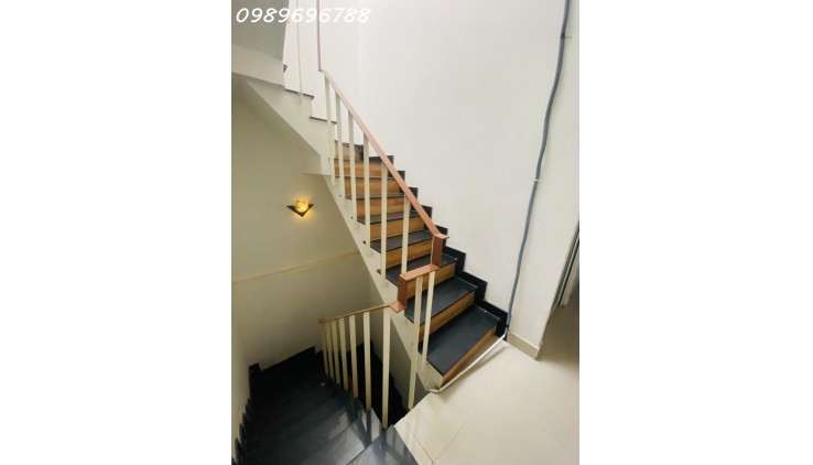 Nhả hẻm xe hơi Nguyễn Duy Dương Quận 10 thu nhập từ cho thuê 45-50 tr giá kẹt tiền chỉ 9.9 tỉ