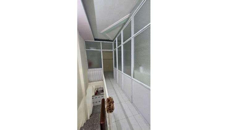 NHÀ GIÁP  ĐƯỜNG TÊN LỬA, BÌNH TÂN, HẺM 3 GÁC THÔNG, 52M2, 2 TẦNG SHR HOÀN CÔNG ĐỦ.