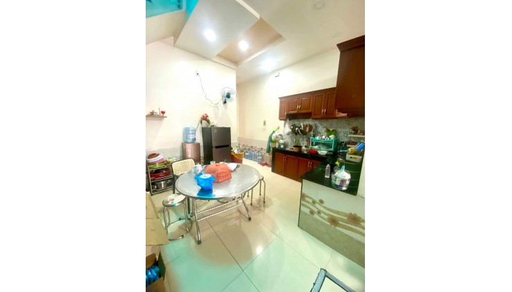 NHÀ 2 TẦNG ĐẸP - HẺM XE HƠI 5M - SAU LƯNG SIÊU THỊ METRO. QUA GÒ VẤP 30s.