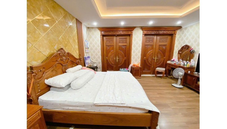 Nhà đẹp HXT Nguyễn Ảnh Thủ ngang 8m 160m2 4 tầng đẹp 8PN gần chợ chỉ 11.9 tỷ.