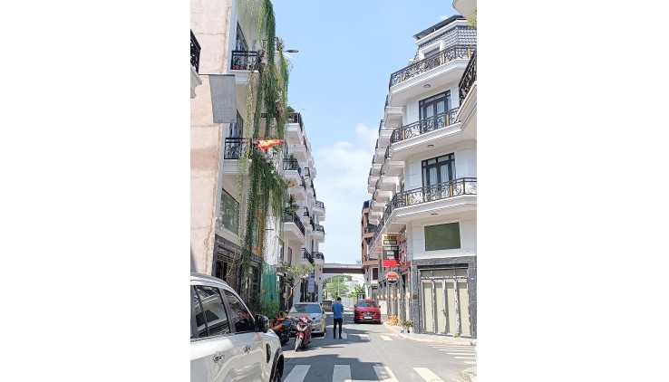 Giảm ngay 1 tỷ căn nhà đẹp 4 tầng, gần Cao đẳng Điện Lực, đường 8m thông, Sổ hồng hoàn công