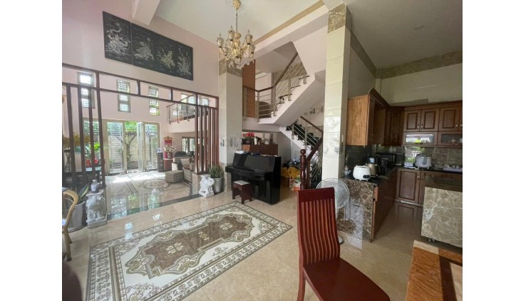Hiếm có BIỆT THỰ Hà Huy Giáp Q.12 ngang 11m 375m2 view GÓC vài bước tới Gò Vấp 21.3 tỷ.