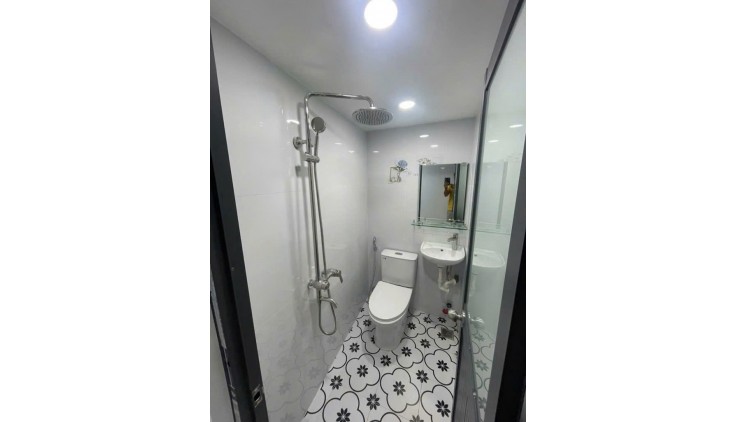 Bán Nhà Âu Cơ, Phường 10, Tân Bình, 21m2, chỉ 2 Tỷ Nhỉnh, 3 Tầng, Hẻm Rộng Xe 4 Chỗ