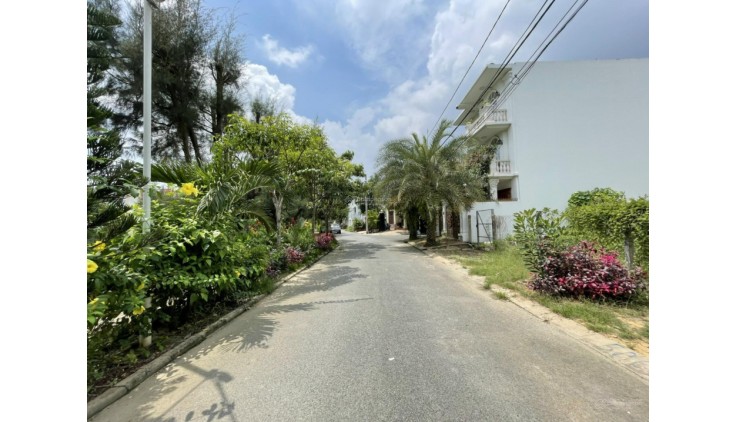 HÀNG HIẾM: Lô BT View sông Q7 Sát PMH, DT Đẹp 8m*20m,GPXD Hầm, 3 Tầng, Giá chỉ 100tr/m2