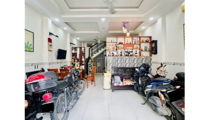 Bán nhà Lê Quang Định - Hẻm xe hơi -SD 198m2 - Thu nhập 240 Triệu/Năm