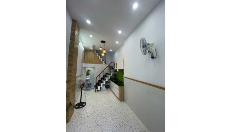 Bán Nhà Âu Cơ, Phường 10, Tân Bình, 21m2, chỉ 2 Tỷ Nhỉnh, 3 Tầng, Hẻm Rộng Xe 4 Chỗ
