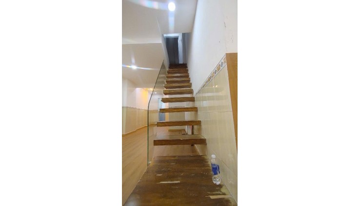NHÀ 2 tầng đẹp Q10 - 55M2 - 10M ra đường lê hồng phong - hẻm thẳng 1 trục - Giá rẻ
