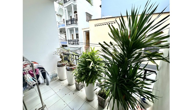 NHÀ ĐẸP PHAN VĂN TRỊ , PHƯỜNG 11, QUẬN BÌNH THẠNH
VỊ TRÍ SIÊU ĐẸP - SÁT MẶT TIỀN 41/50m2 - 2 TẦNG - KINH DOANH ĐỈNH 
7.4 T.Ỷ