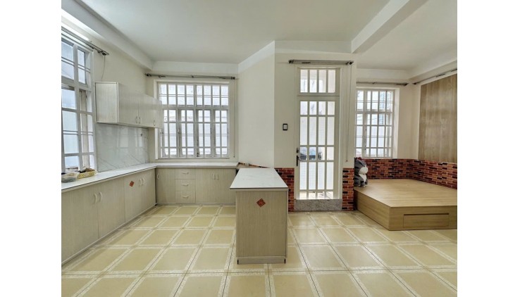 Bán nhà Biệt thự Nguyễn Đình Chính, ngay UBND Quận Phú Nhuận, 8.8x14m, 4 Tầng, 13.5 tỷ.